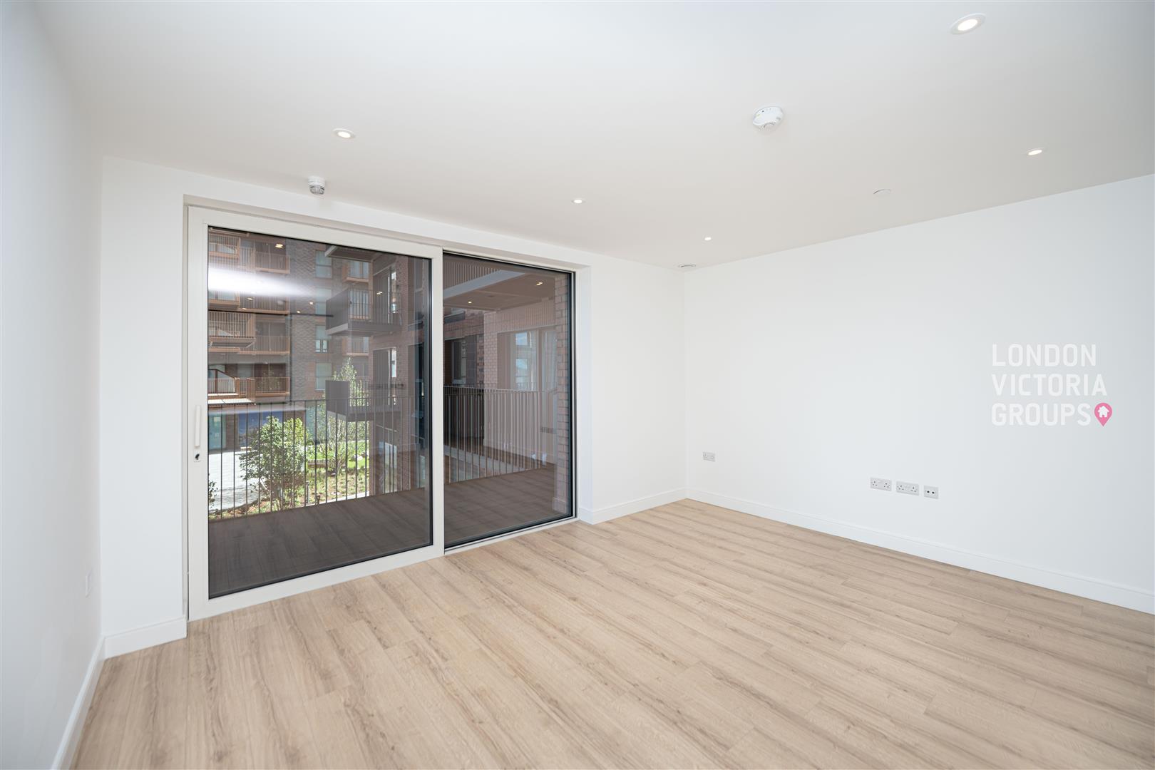 1 bed property in Waterview House, 12 Quay Walk, London
